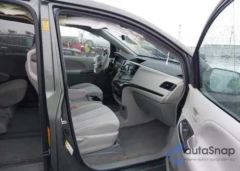 2013 Toyota Sienna Le V6 8 Passenger z USA, uszkodzony, nr VIN 5TDKK3DC9DS340761